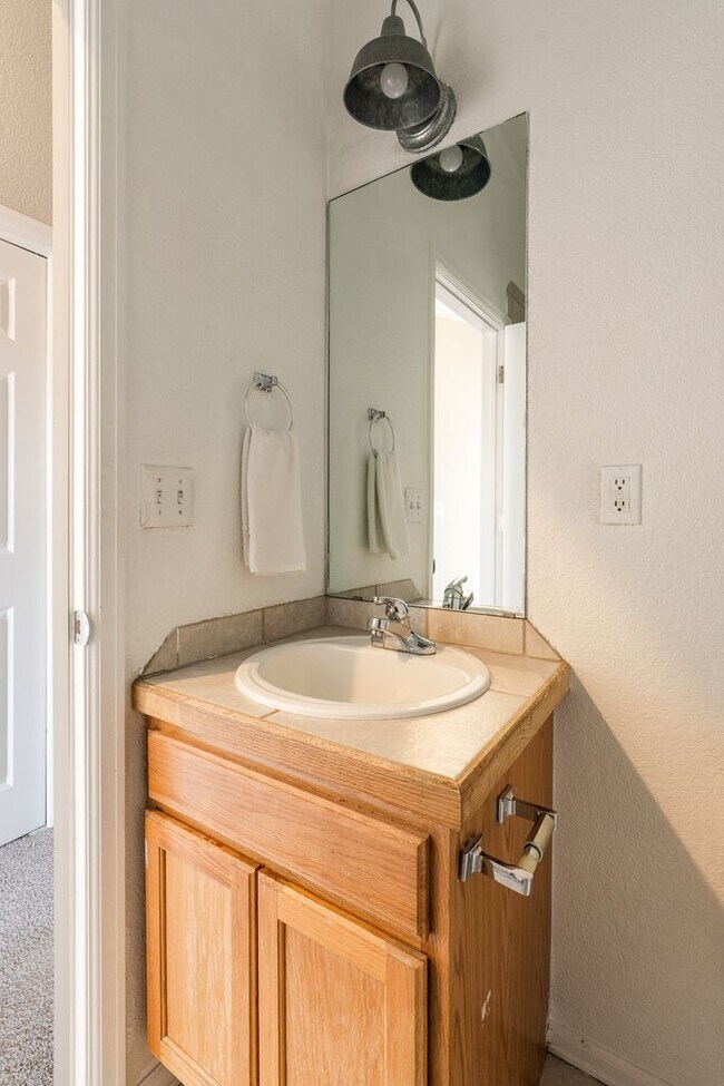 Building Photo - Charming 3 Bedroom Townhome in Highlands Neighborhood