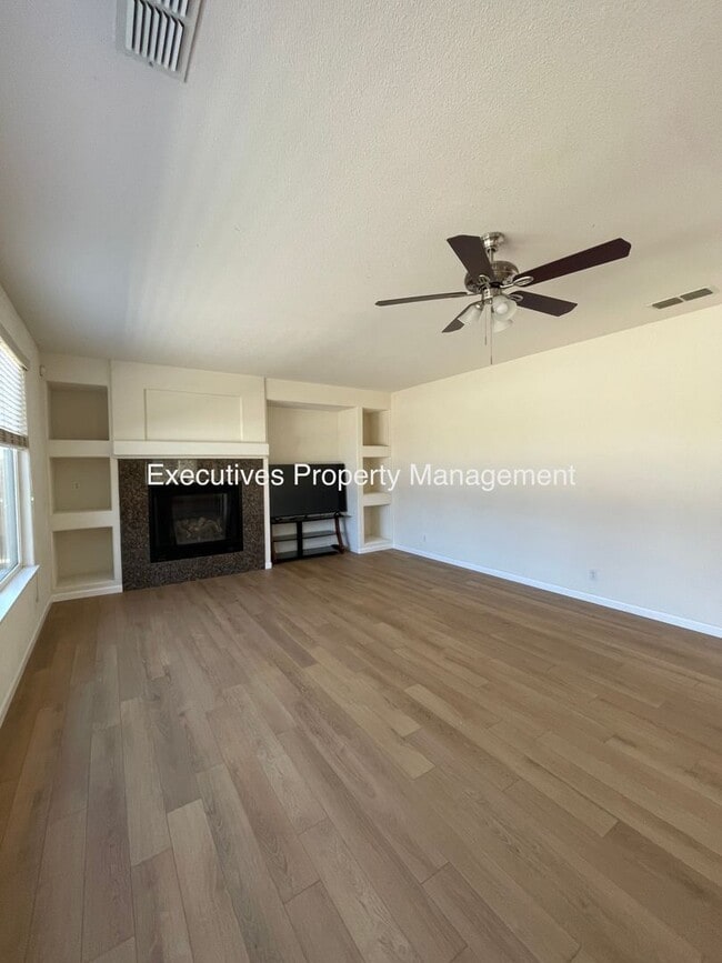 Building Photo - 733 Round Hill Dr