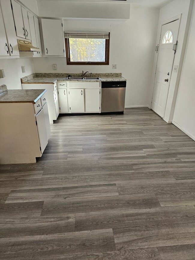 Building Photo - Cute 3 Bedroom Home For Rent on E 219th!