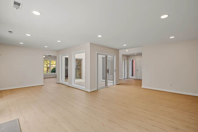 Building Photo - 300 Smoots Ln