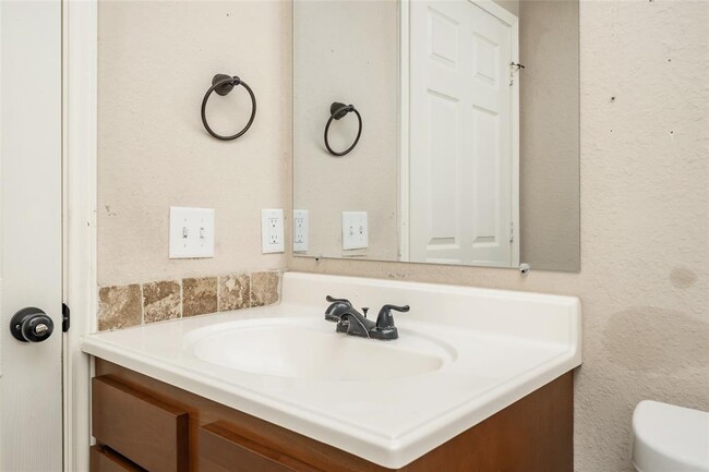 Building Photo - 10685 Royal Cavins Dr