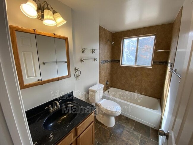 Building Photo - 3621 Lakeview Pkwy