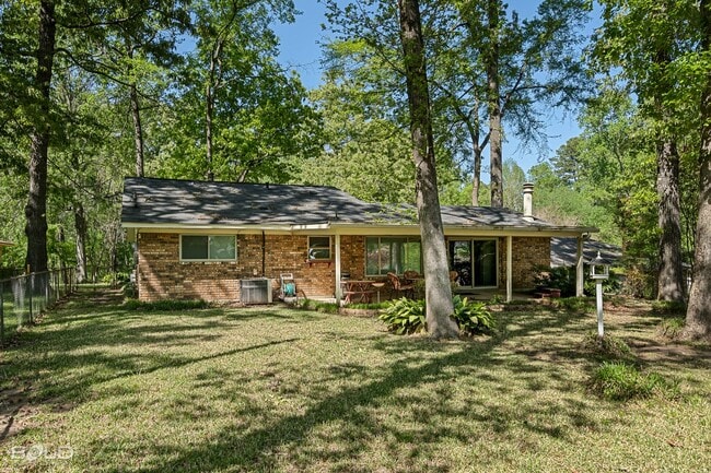 Building Photo - 3 BEDROOM AVAILABLE IN DOGWOOD!
