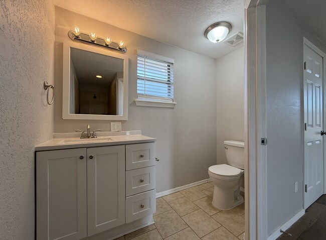 Building Photo - Convenience and Charm Meet! 4 bedroom