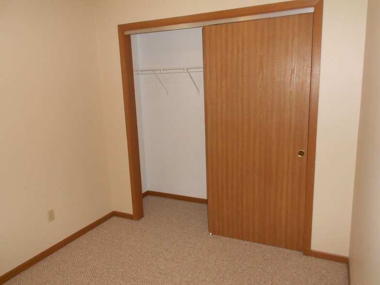 Building Photo - 420 6th Ave