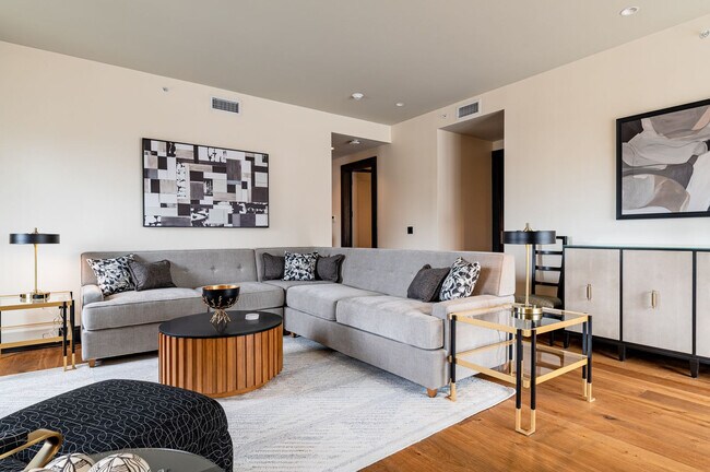 Building Photo - 1011 Canal St