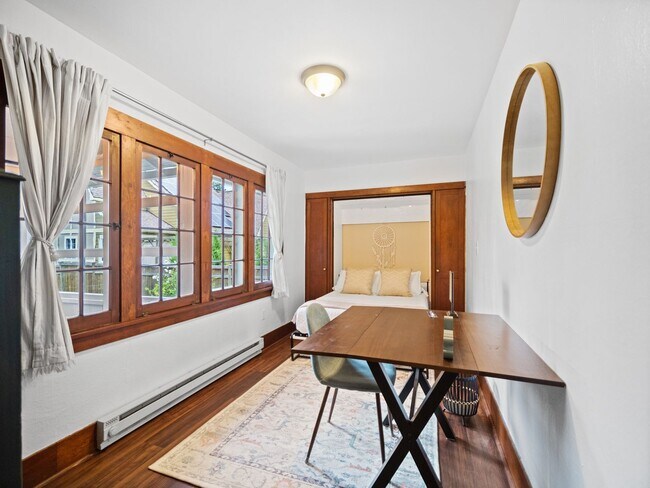 Building Photo - Charming Furnished 2BR Bungalow in Rockwood