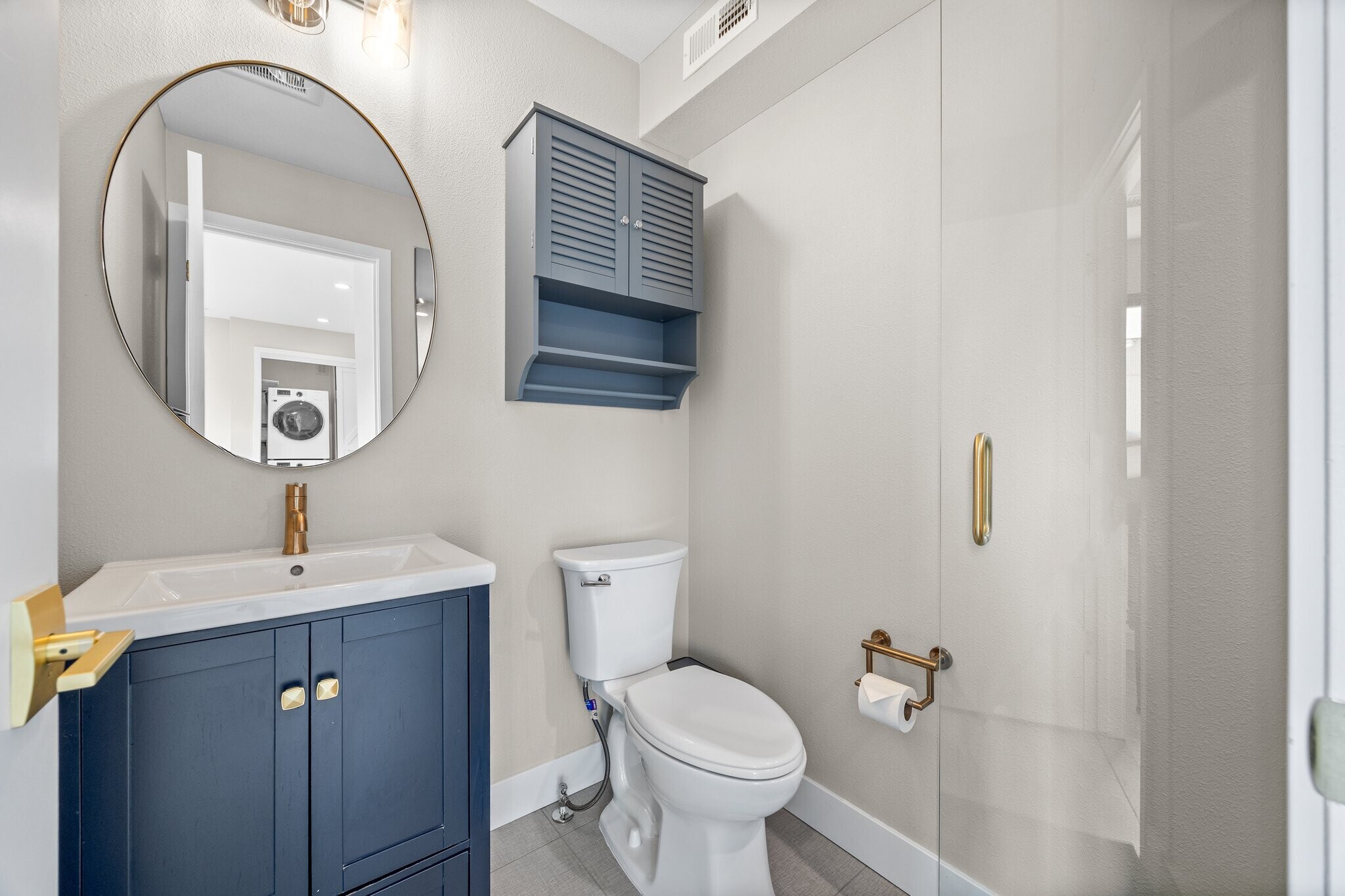 Studio bathroom - 3840 Eliot St