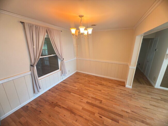 Building Photo - Charming 3-Bedroom Home + Bonus Room in Prime Niskayuna Location!