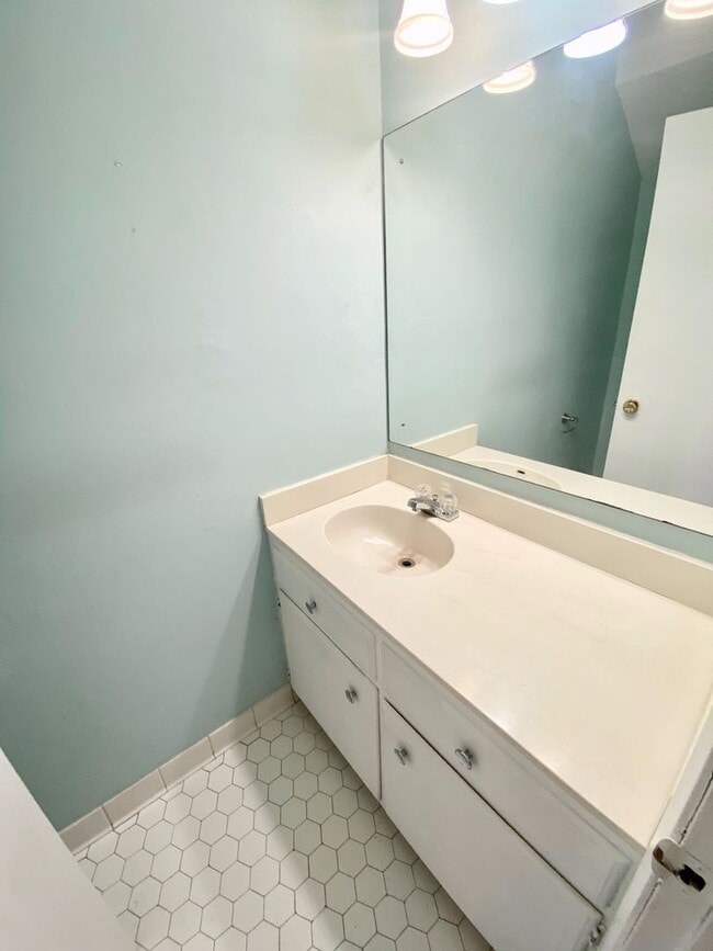 Building Photo - 2/1.5 NE Jackson Townhome