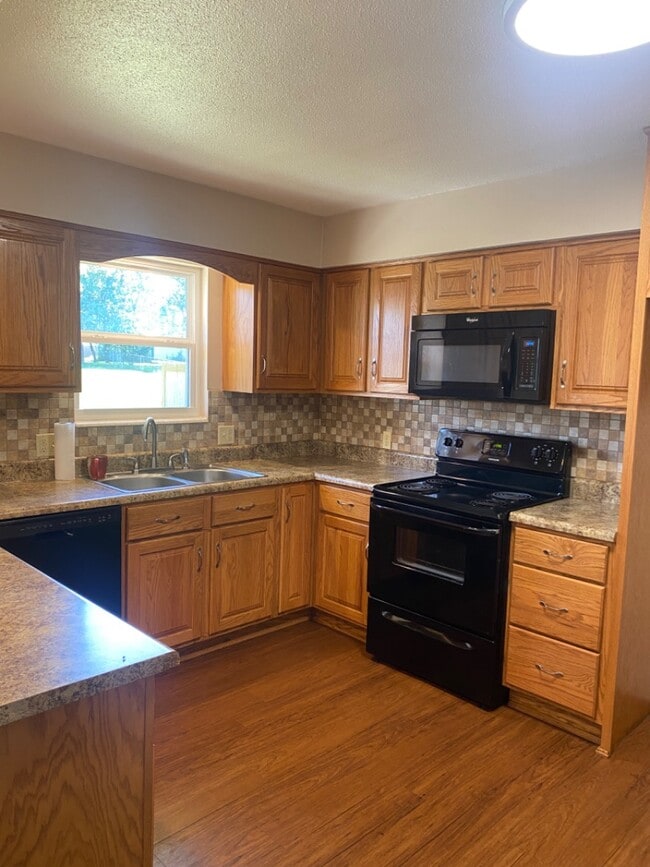 Building Photo - 1002 Glenn Dr