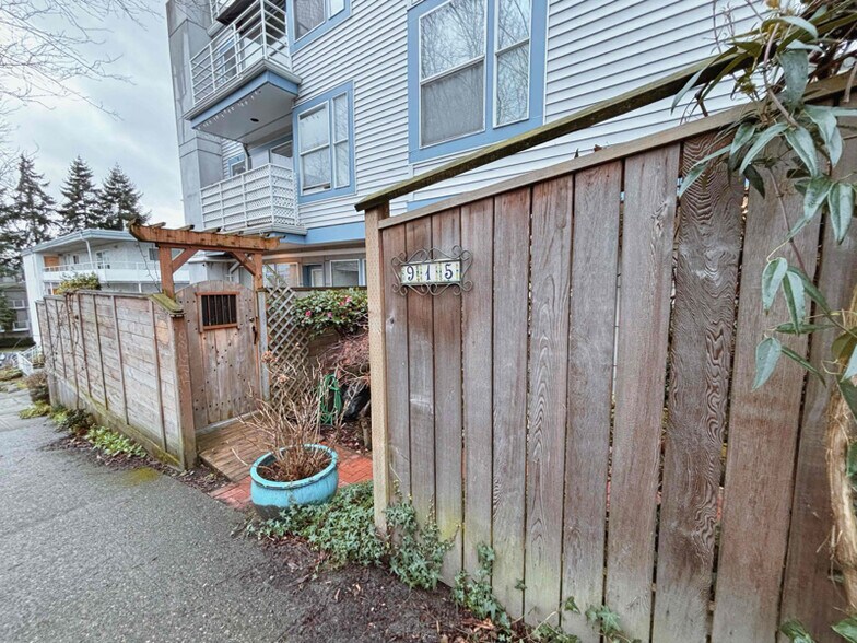 Building Photo - 915 6th Ave N