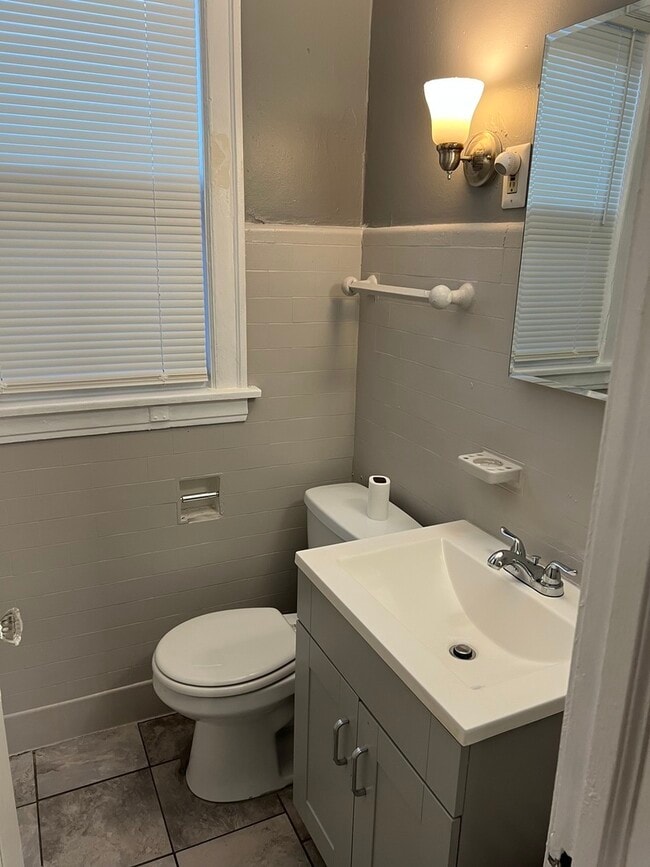 Building Photo - 1243 W 96th St