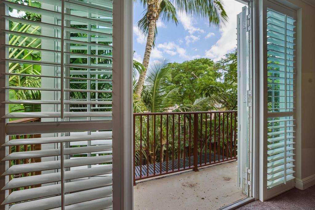 Building Photo - 1709 NE 8th St