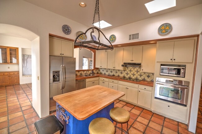 Building Photo - Single Story Foothills Home!