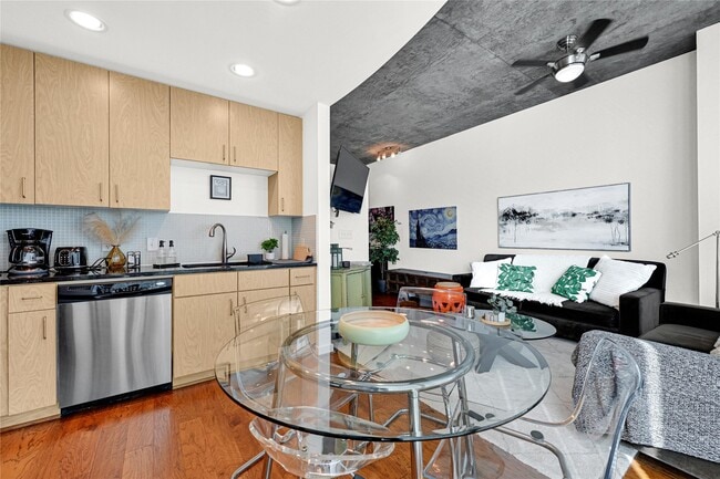 Building Photo - 5925 Almeda Rd