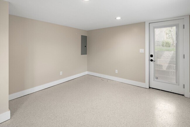 Building Photo - Beautiful Home - Excellent Kenilworth Location!