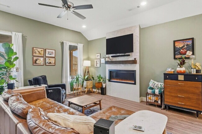Building Photo - Quiet 4 Bedroom Oasis in Farmington