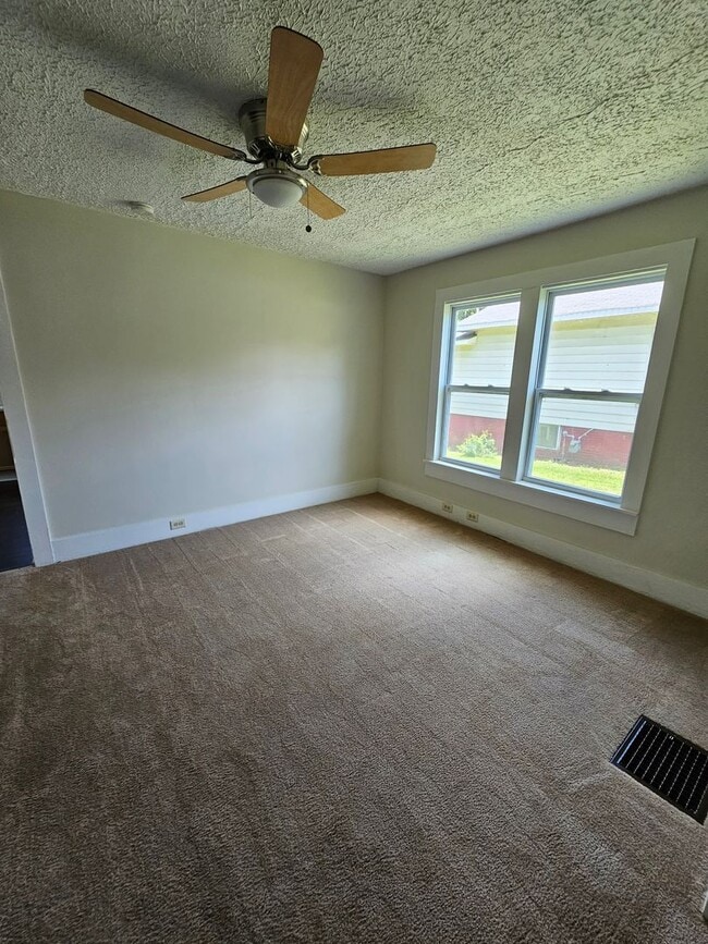 Building Photo - 2BR with Living Room & Den!