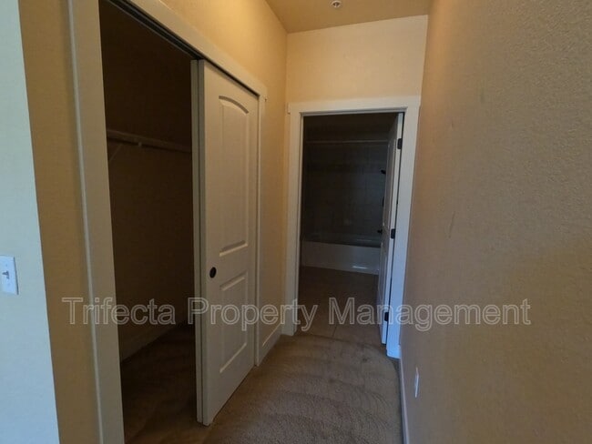 Building Photo - 2445 Windrow Dr
