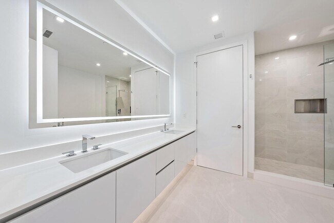 Building Photo - 220 Lake Shore Dr