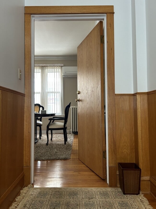 Building Photo - 5107 W Cullom Ave