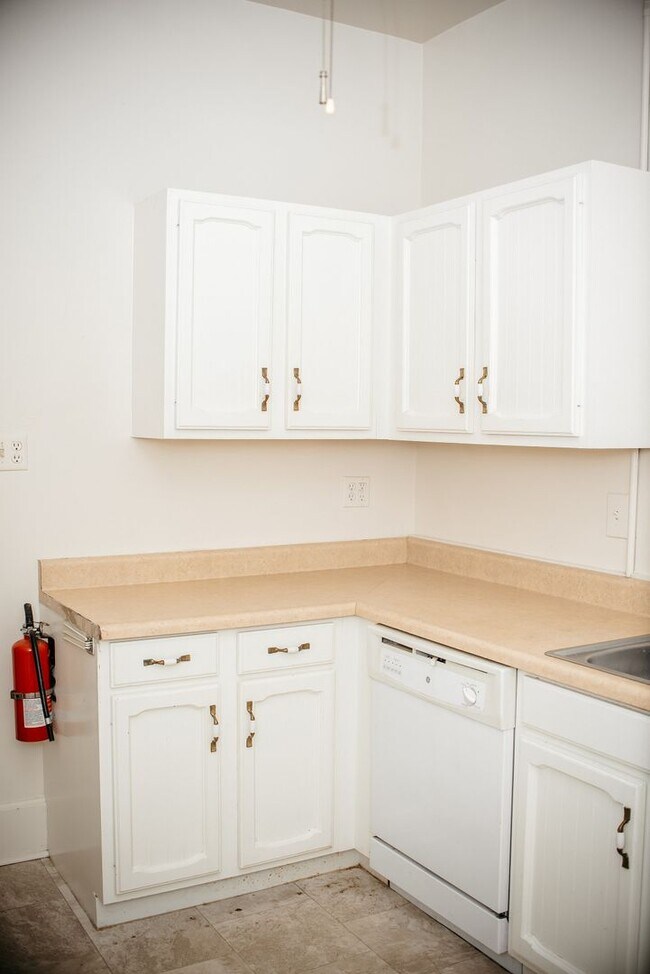 Building Photo - 204 E High St