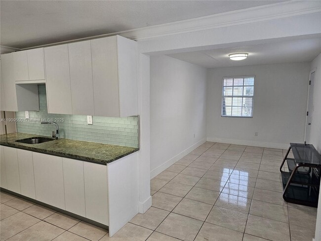 Building Photo - 651 SW 66th Ave