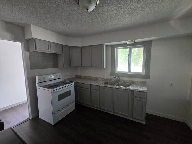 Building Photo - 3 bed 1 bath w/ fireplace!