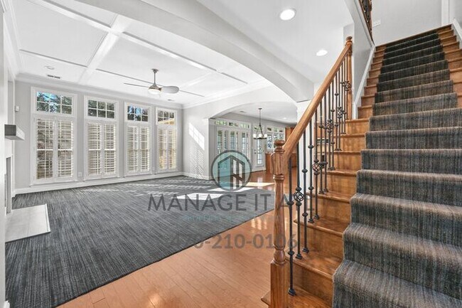 Building Photo - Fabulous 5-bedroom house with modern ameni...