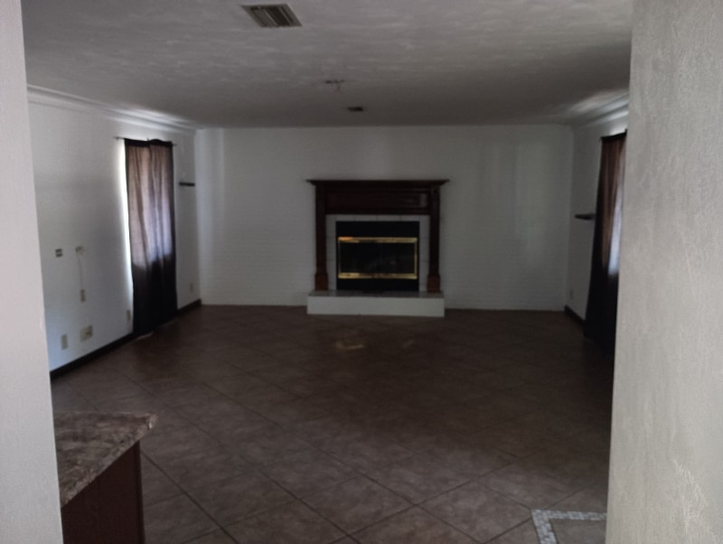 Building Photo - 200 Center St