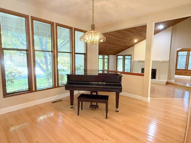 Building Photo - Sprawling ranch home located in highly des...
