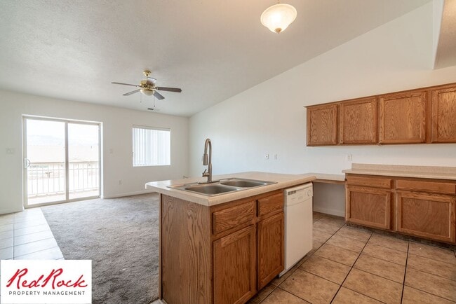 Building Photo - Spacious 3 Bedroom Townhome in Central St....