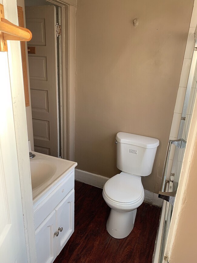 Bathroom Pic 1 - 1945 Daly St