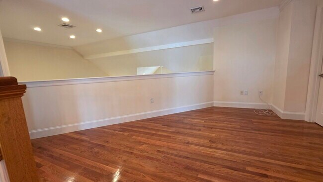Building Photo - 910 W Roxbury Pkwy