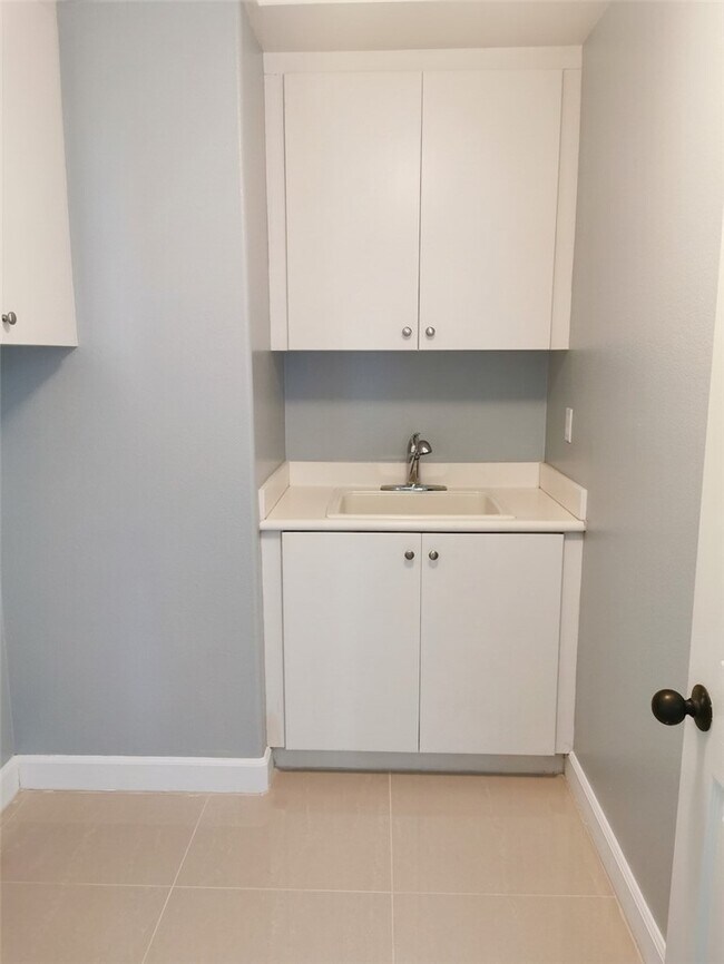 Building Photo - 1318 Swan Loop S