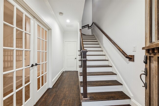 Building Photo - 1046 W 23rd St
