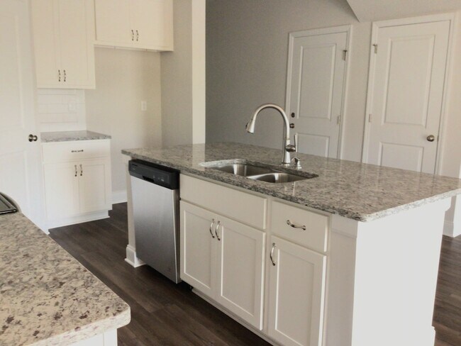 Building Photo - 605 Hampton Dr