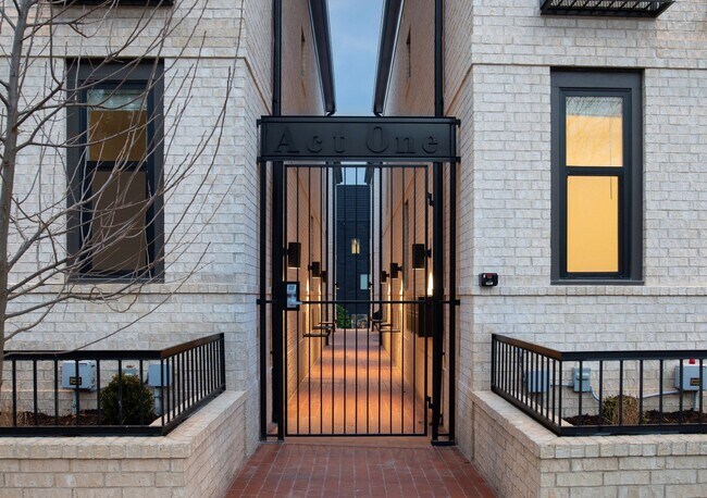 Building Photo - Sleek & Charming Newly Constructed Townhouse in Downtown Fayetteville!