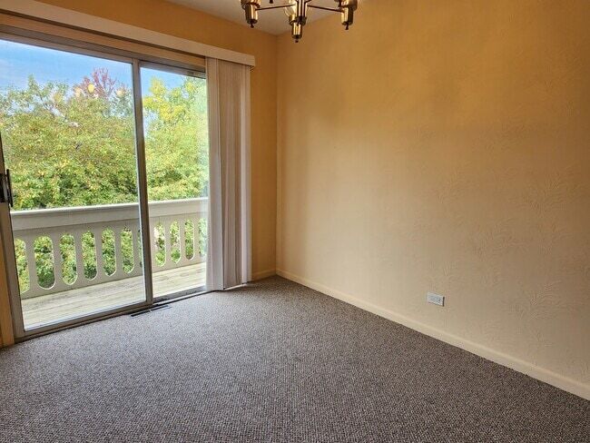 Dinning area with vertical shades open - 326 Plumwood Ln