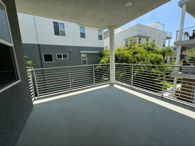Building Photo - Luxurious 3 Bedroom 2 Bathroom Townhome in...