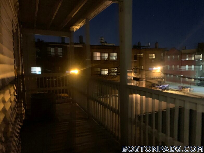 Building Photo - 8 Carmel St