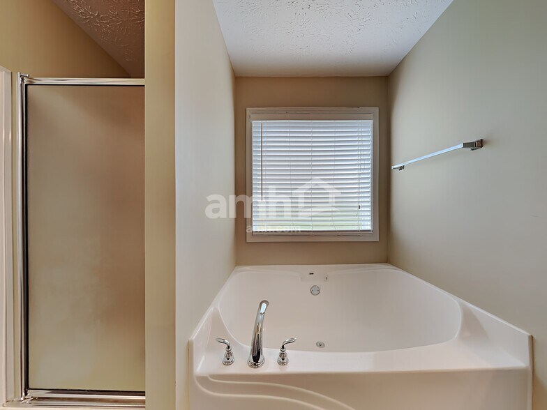 Building Photo - 303 Cole Creek Dr