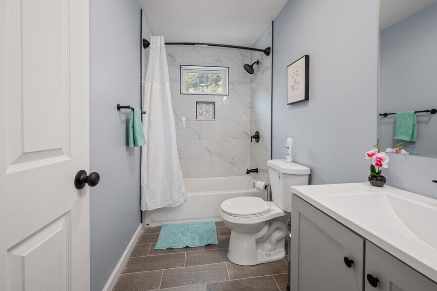 Building Photo - 109 Flora St