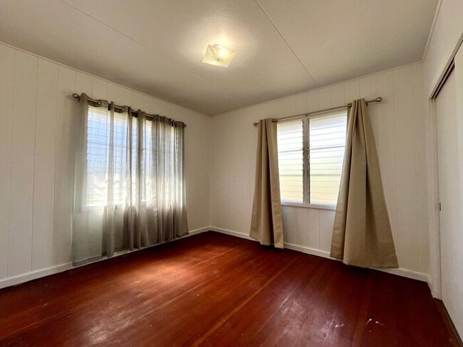 Building Photo - Kaimuki: 3 Bed, 2 Bath House w/ 2 Car Gara...