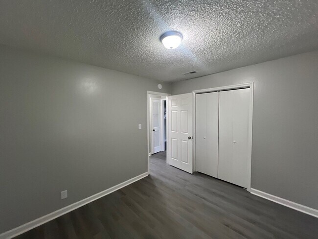 Building Photo - 2 Bedroom, 1 bath, 1 Story Duplex