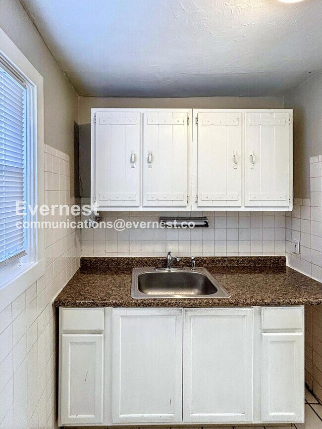 Building Photo - PROMO: Get HALF month’s rent free when you sign the lease TODAY! / 3 Bed, 1 Bath Home with Off-St...