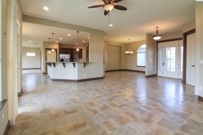 Building Photo - 3 Bed/2.5 Bath Large Horn Rapids Home