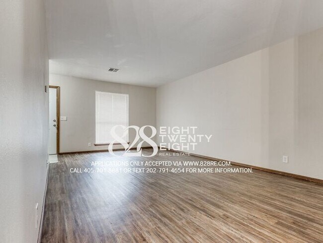 Building Photo - West Norman 2 Bed/1 Bath Duplex WITH Fenced Backyard! AVAILABLE NOW!