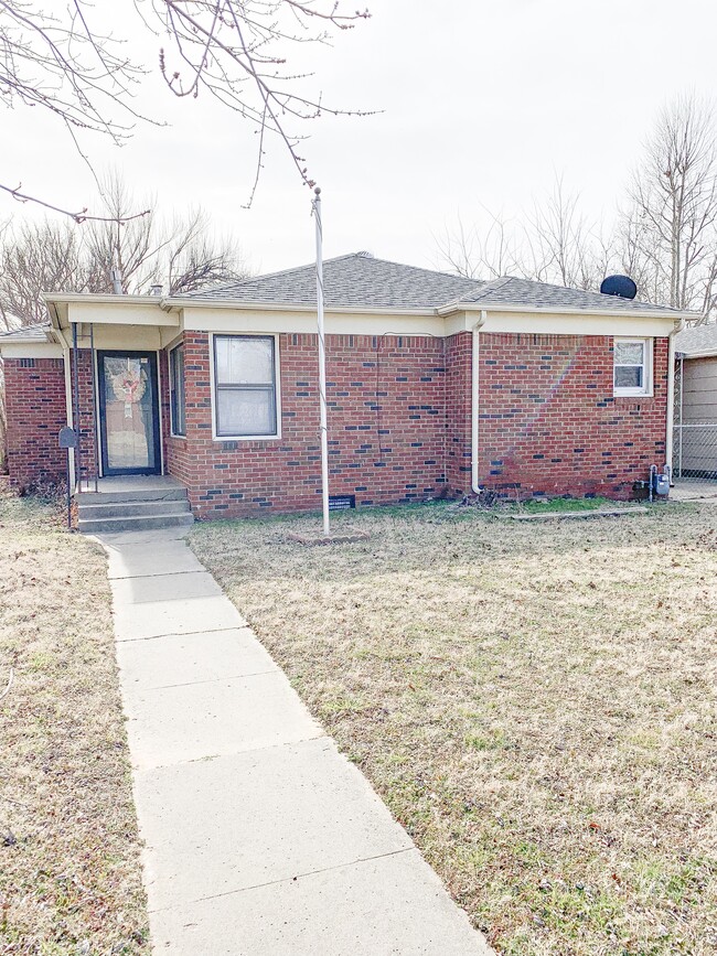 Building Photo - 4509 N Rockwell Ave